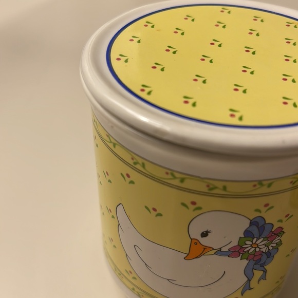 Vintage duck coffee mug with yellow lid coater. - Picture 6 of 6